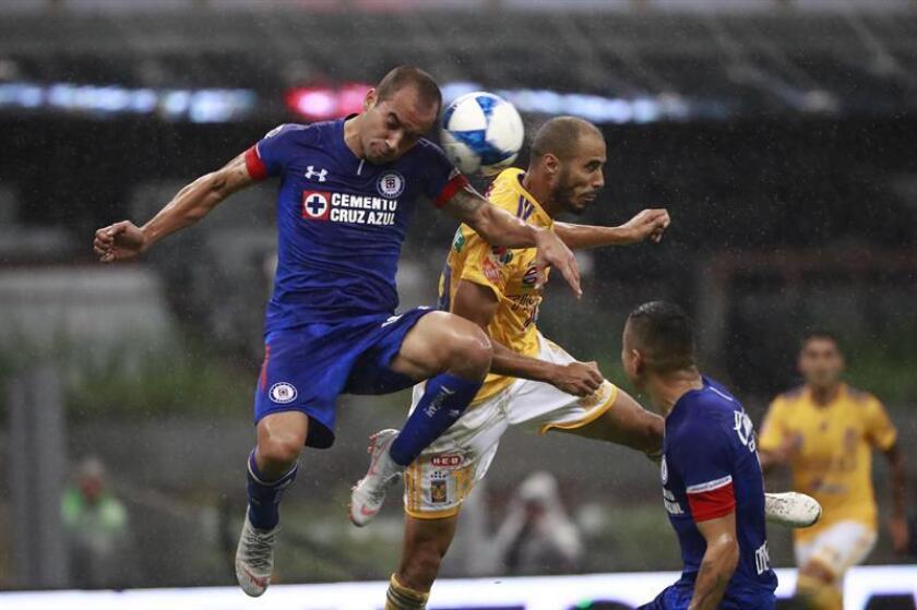 Adrián Aldrete (i) de Cruz Azul en acción ante Luis Rodríguez (d) de Tigres durante un partido entre el Cruz Azul y los Tigres de la UANL. EFE/Archivo