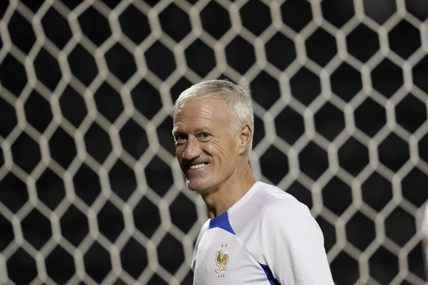ARCHIVO - El entrenador de la selección de Francia, Didier Deschamps, sonríe durante un entrenamiento en Doha, Qatar, el domingo 20 de noviembre de 2022. (AP Foto/Christophe Ena, Archivo)