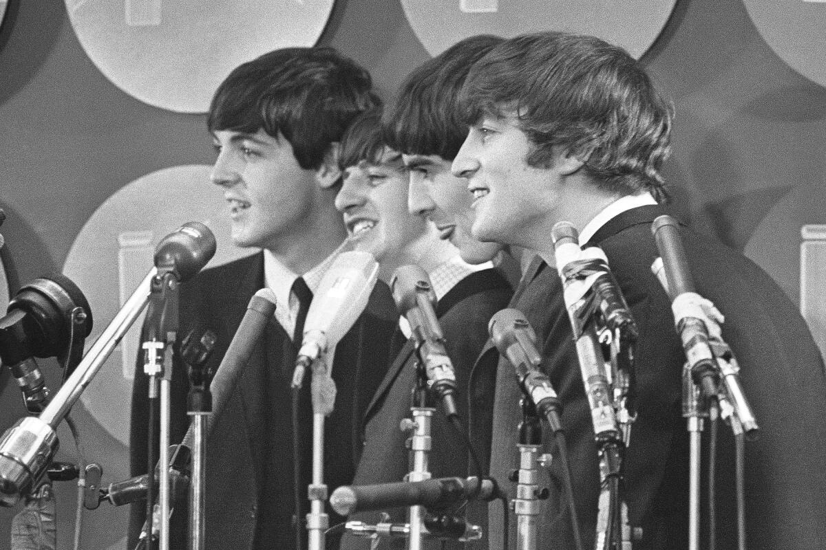 ARCHIVO - The Beatles hablan con medios de comunicación en el Aeropuerto Internacional Kennedy