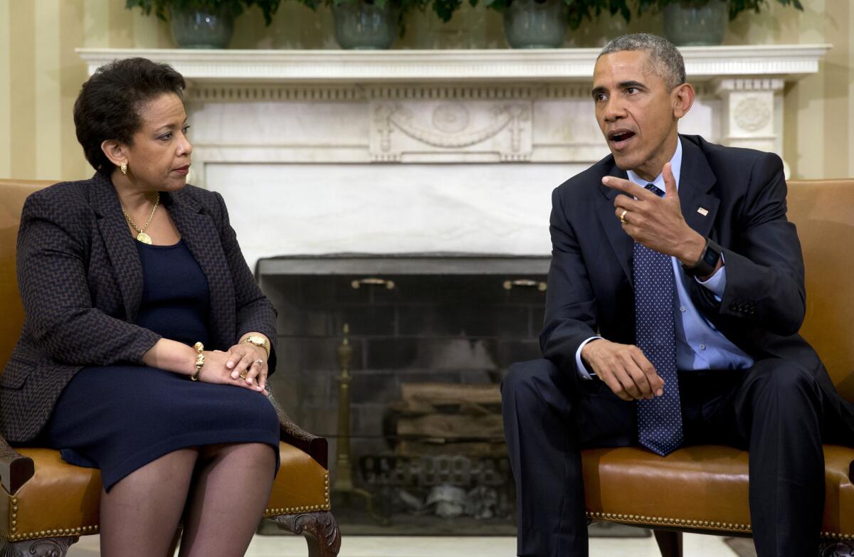 ARCHIVO - En esta imagen de archivo del 29 de mayo de 2015, el presidente de Estados Unidos, Barack Obama, con la fiscal general Loretta Lynch en el Despacho Oval de la Casa Blanca en Washington. (AP Foto/Carolyn Kaster, Archivo)