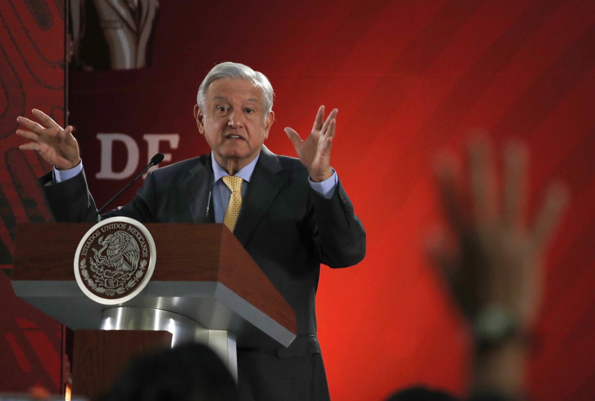 En esta fotografía del viernes 8 de marzo de 2019, el presidente Andrés Manuel López Obrador responde preguntas de los periodistas en su conferencia de prensa diaria en el Palacio Nacional, en la Ciudad de México. (AP Foto/Marco Ugarte)