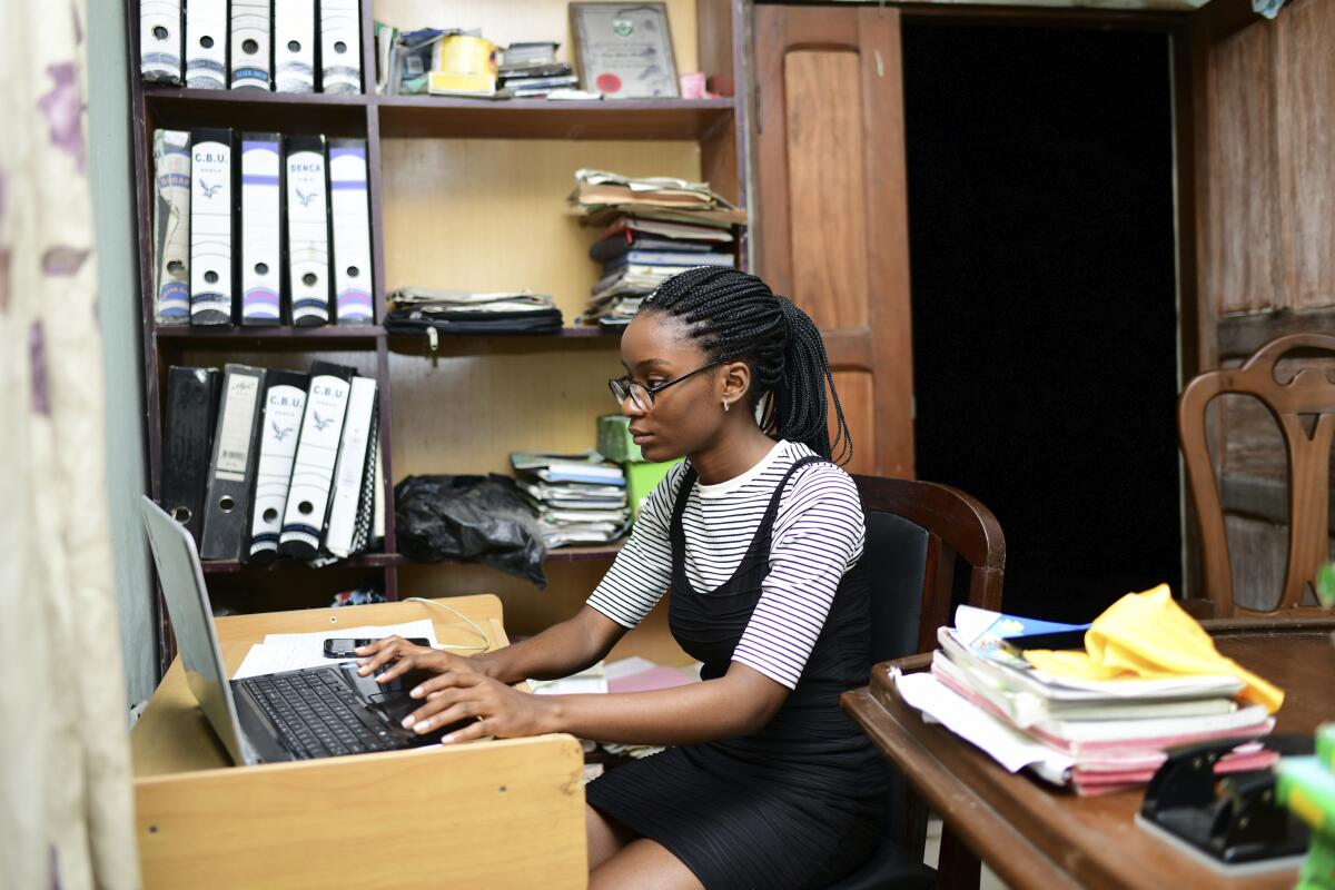 Dodeya Ewa, de 16 años, estudiando en su casa de Calabar, Nigeria, el 13 de octubre del 2020. 