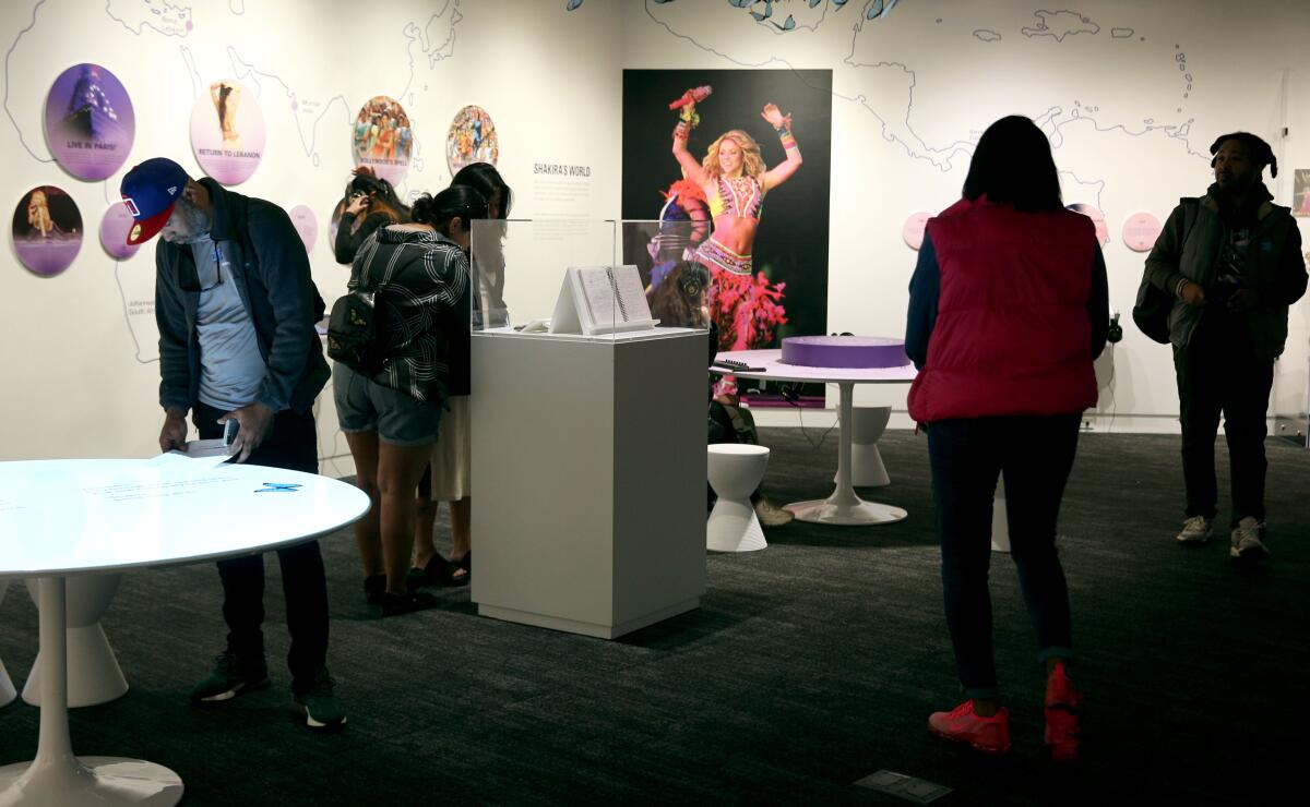 Vista de la exhibición "Shakira: The GRAMMY Museum Experience at the GRAMMY Museum" en Los Ángeles.