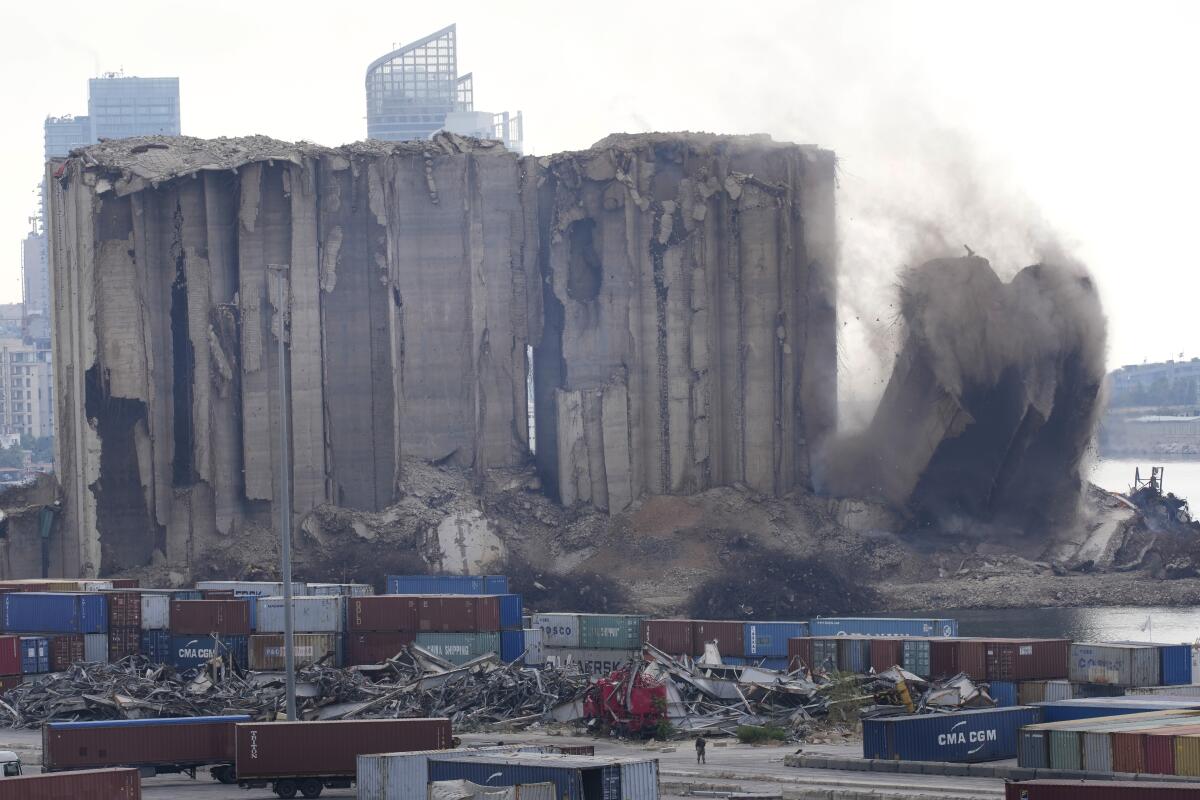 Se ve el derrumbe de parte de los silos dañados en la explosión de agosto de 2020 en el puerto de Beirut, 