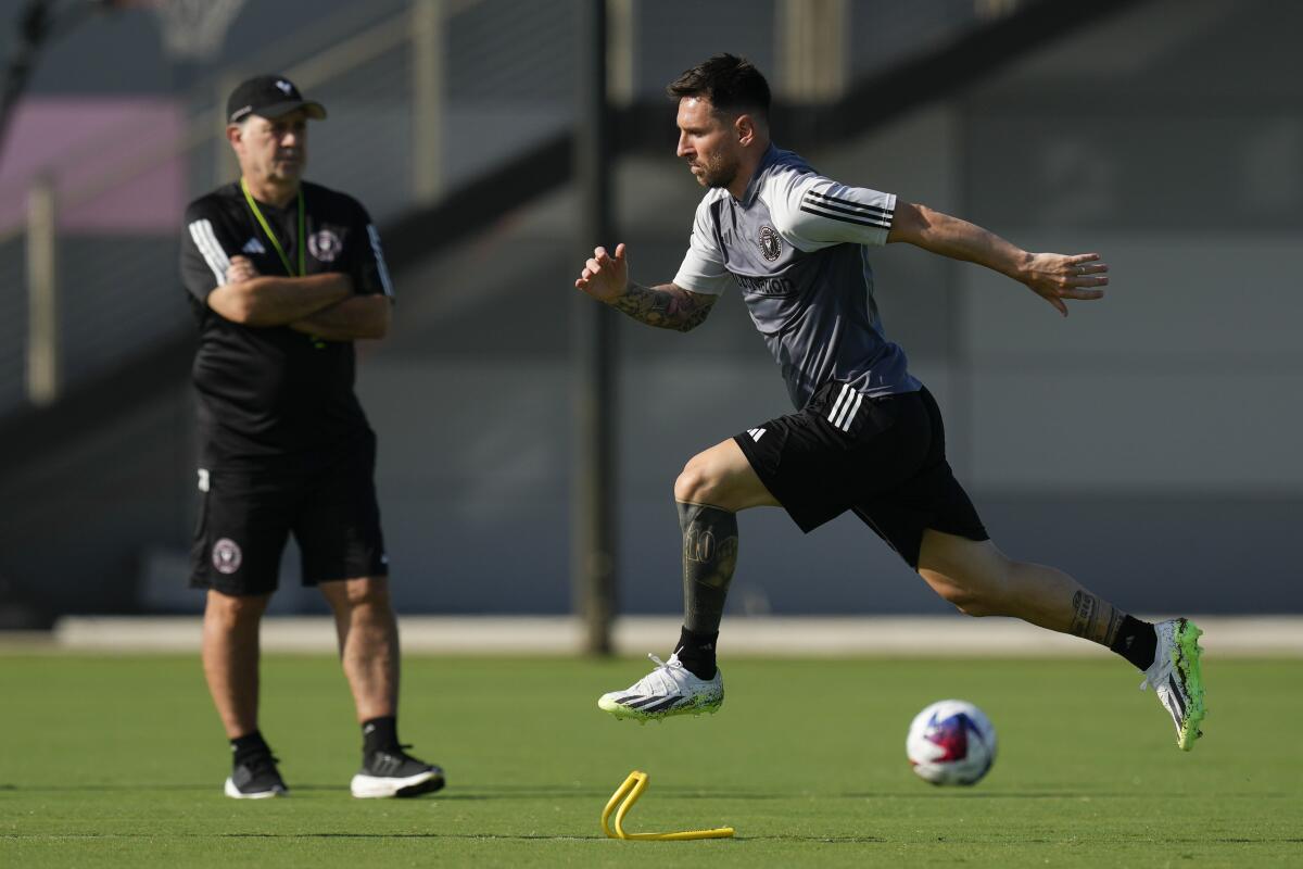 Lionel Messi (derecha) participa en un entrenamiento del Inter Miami