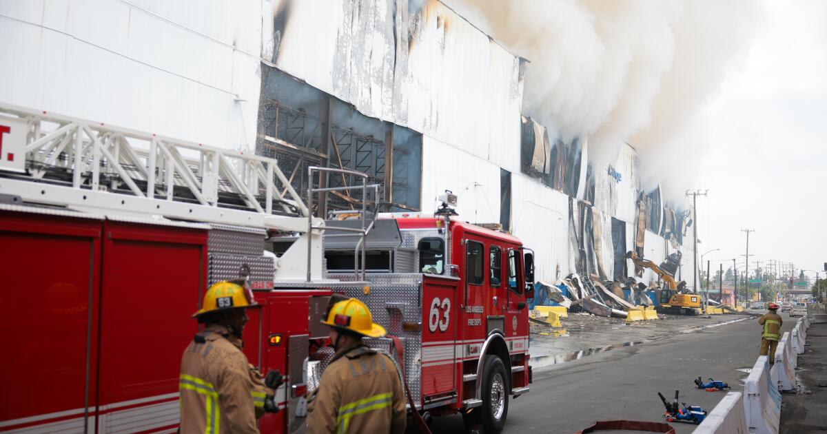 L’incendie de Boyle Heights devrait brûler pendant des jours au milieu d’avertissements sur la qualité de l’air et d’évacuations d’écoles