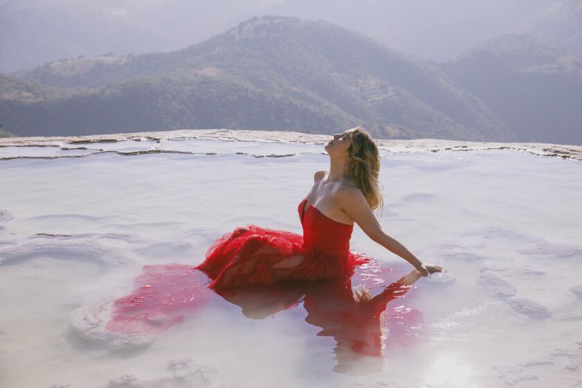 Mía Rubín lanza un EP de seis canciones desgarradoras que muestran a un pesonaje dolido y roto.