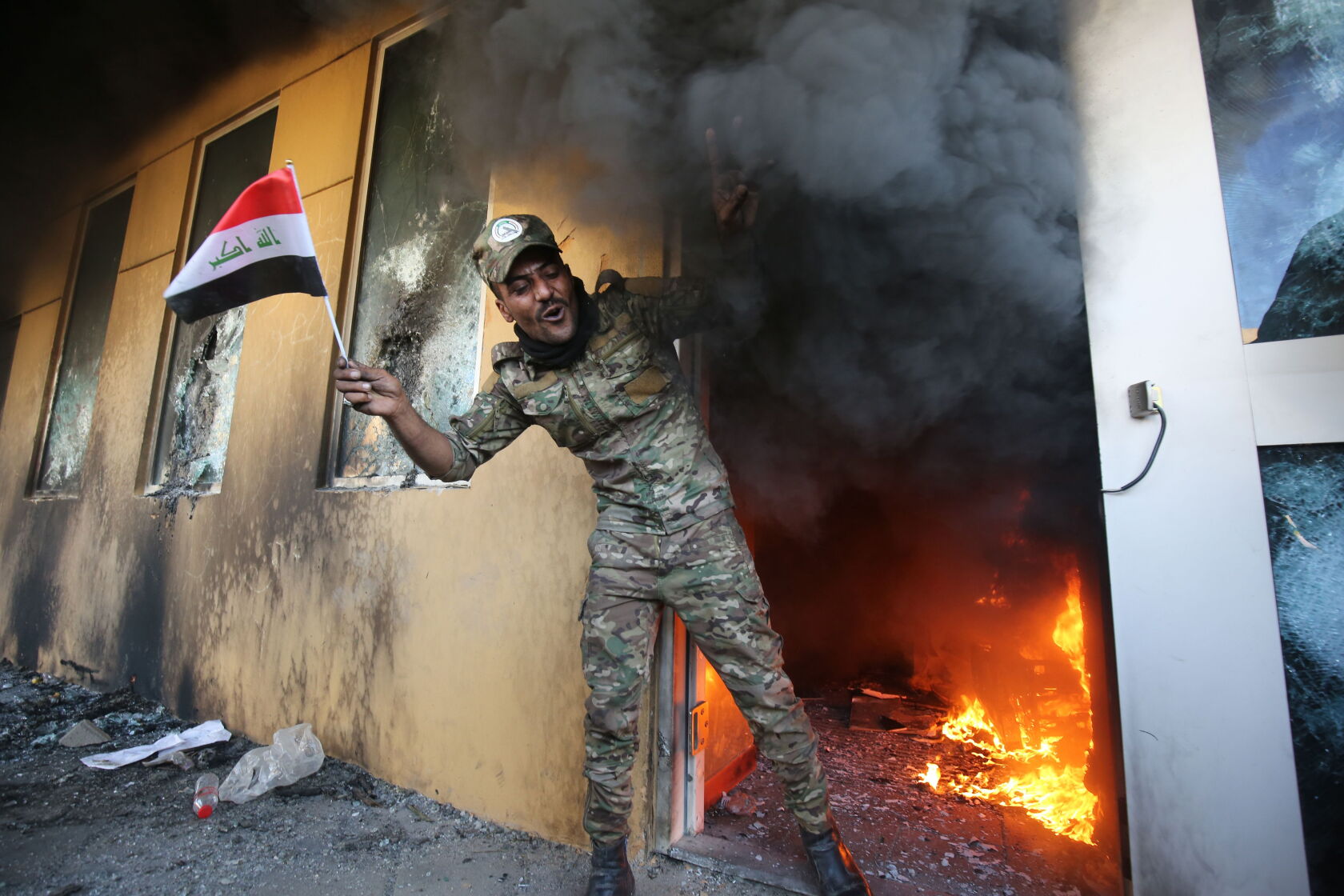 Un membro delle milizie sciite che hanno attaccato l'ambasciata americana a Baghdad. Credits to: AFP/Getty Images.