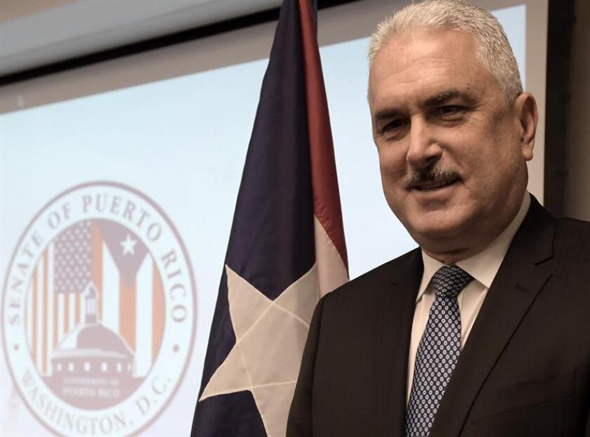El presidente del Senado puertorriqueño, Thomas Rivera Schatz (c), posa para Efe en la nueva oficina del Senado de Puerto Rico en Washington (Estados Unidos) tras su inauguración, el miércoles 18 de abril de 2018. EFE/Archivo