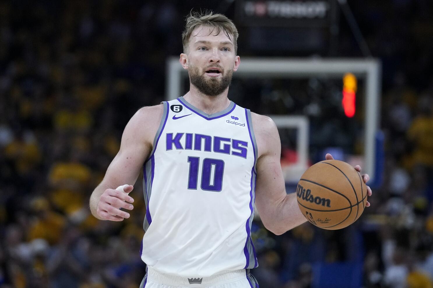 How Domantas Sabonis is playing with a fractured thumb and keeping