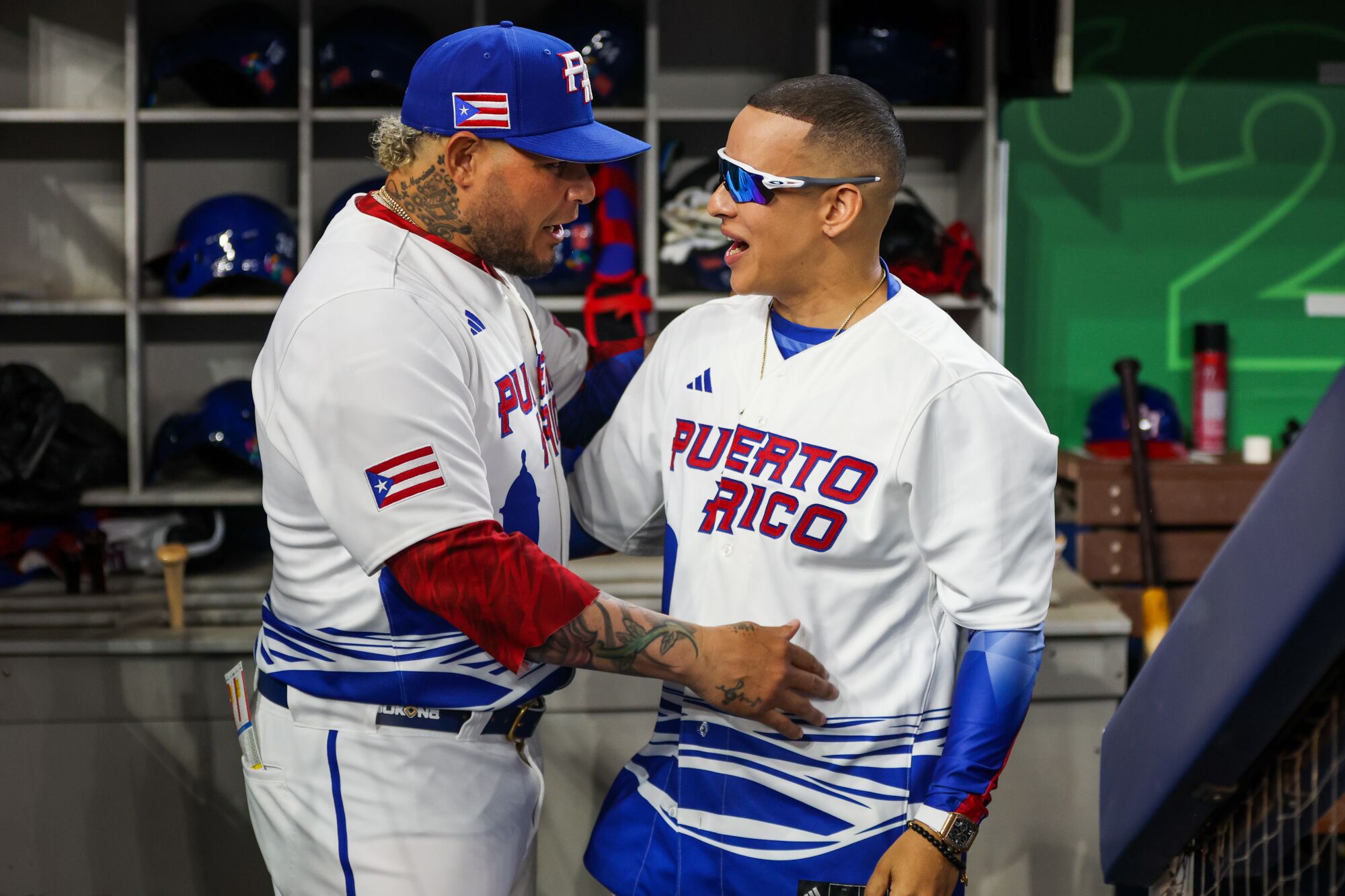 Ednel Javier Báez, "El Mago", comparte junto a Daddy Yankee en el camerino del equipo de Puerto Rico.