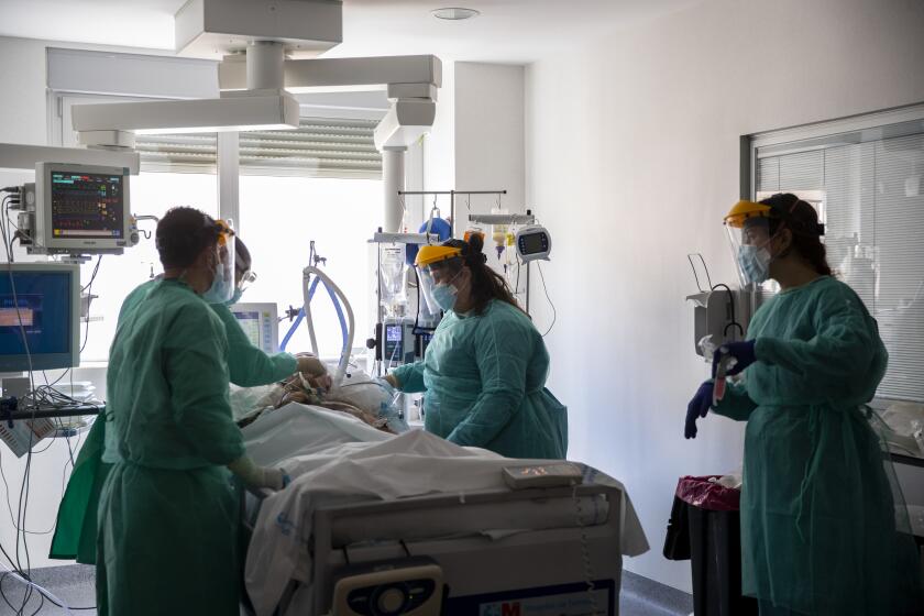 Un paciente contagiado con COVID-19 es atendido en una unidad de terapia intensiva del Hospital Universitario de Torrejón, en España, el martes 6 de octubre de 2020. (AP Foto/Manu Fernández)