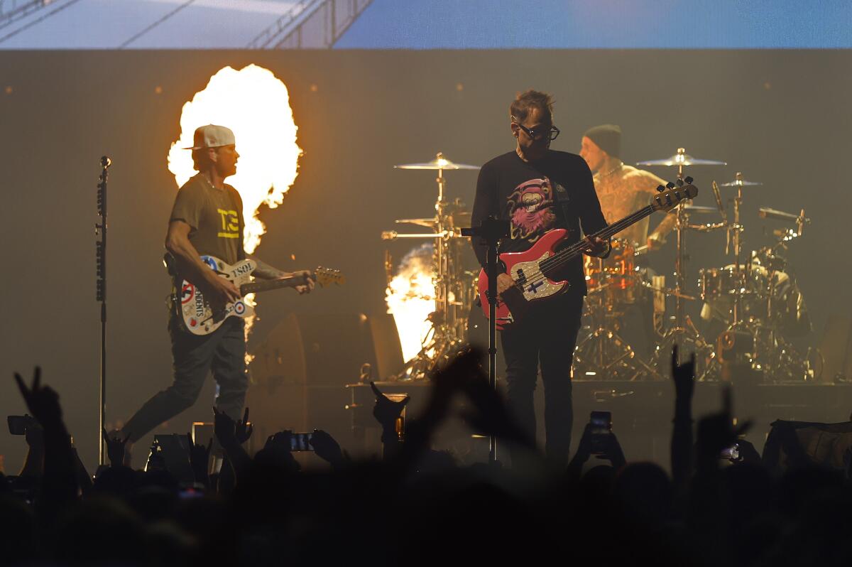 Tom DeLonge (izquierda), Mark Hoppus y Travis Barker de Blink-182