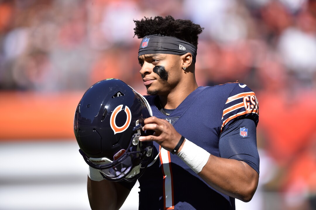 Chicago Bears Quarterback Justin Fields wärmt sich vor einem Spiel gegen die Cleveland Browns auf.