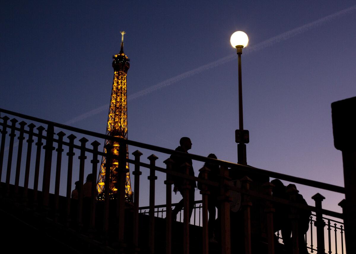 La Torre Eiffel de París, el 9 de febrero del 2022. (Foto AP/Rafael Yaghobzadeh)