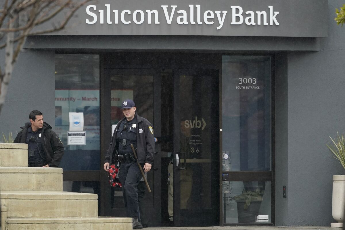 Agentes de la policía salen del banco Silicon Valley, el viernes 10 de marzo de 2023, en Santa Clara, 
