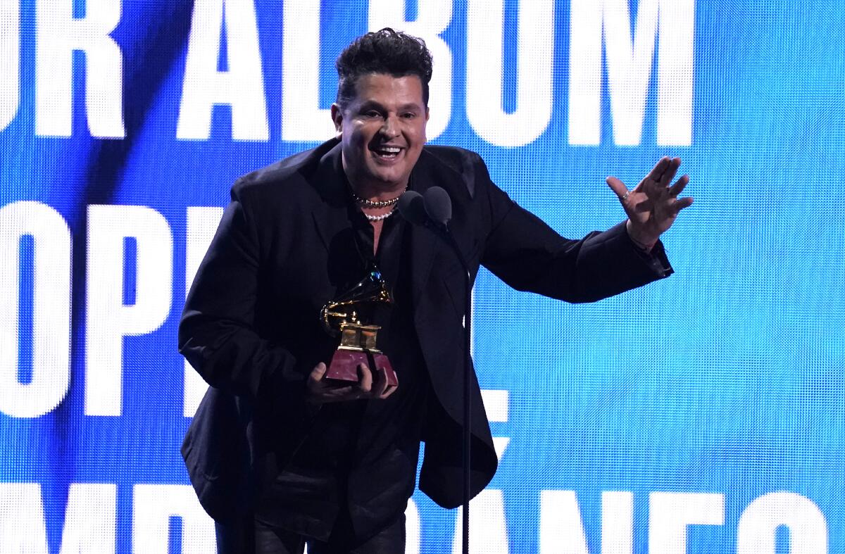 ARCHIVO - Carlos Vives recibe el premio a mejor álbum tropical contemporáneo por "Cumbiana II" 