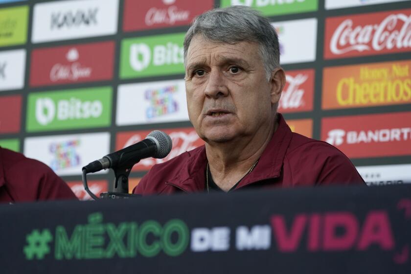 El argentino Gerardo Martino, técnico de la selección de México, habla en una conferencia de prensa en Carson, California, el martes 20 de septiembre de 2022 (AP Foto/Marcio José Sánchez)
