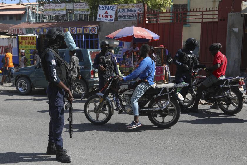 Agentes de la policía detienen a unos motociclistas mientras patrullan Puerto Príncipe, Haití, el 23 de agosto de 2024. (AP Foto/Odelyn Joseph)