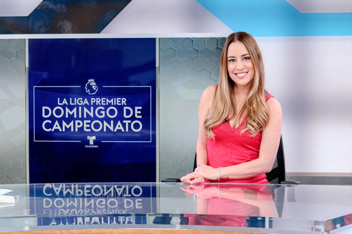 Carlota Vizmano, presentadora de la Liga Premier por Telemundo.