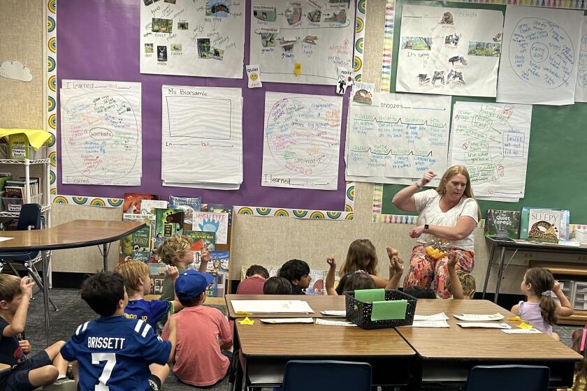 First-grade teacher Caryn Broesamle discusses "The Great Kapok Tree" with students using Thinking Maps.