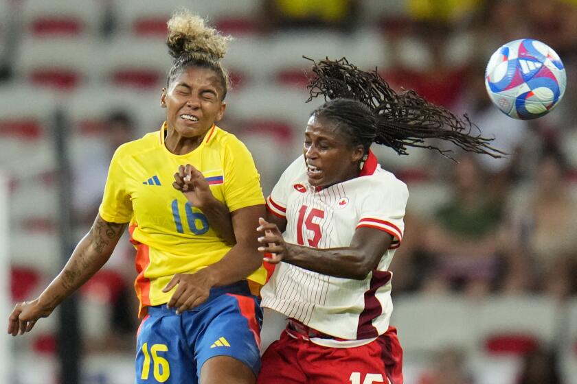 La colombiana Jorelyn Carabali y la canadiense Nichelle Prince disputan un balón en un partido del Grupo A de los Juegos Olímpicos, el miércoles 31 de julio de 2024, en Niza, Francia (AP Foto/Julio Cortez)