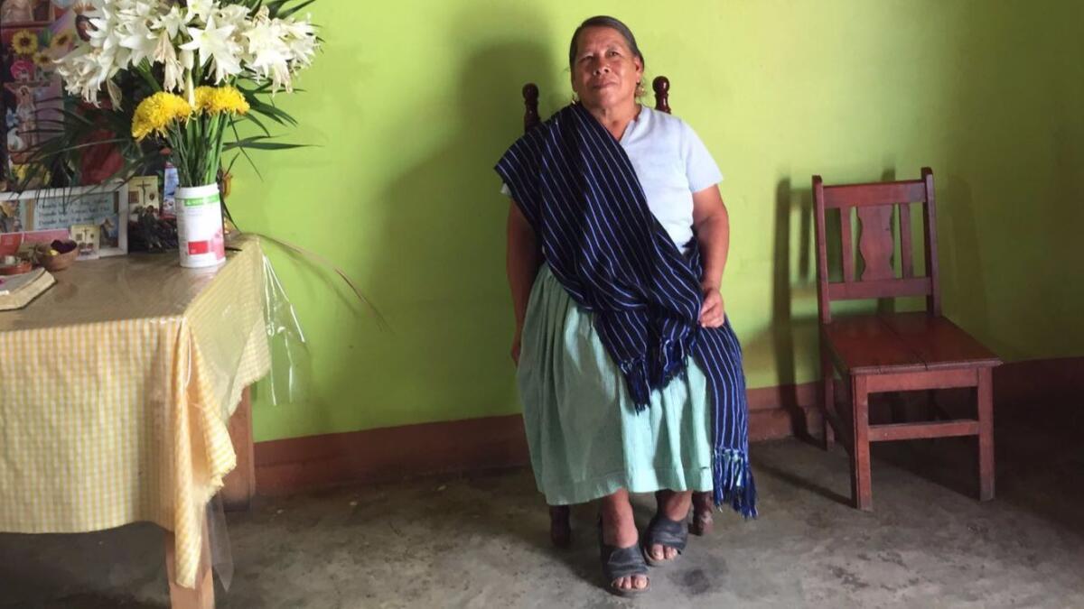 Josefina Estrada, una abuela de contextura pequeña, quien ayudó a liderar la revuelta en Cherán (Cecilia Sánchez / para The Times).
