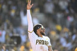 El dominicano Fernando Tatis, de los Padres de San Diego, festeja la entrada de una carrera ante los Gigantes de San Francisco, el jueves 28 de marzo de 2024 (AP Foto/Denis Poroy)