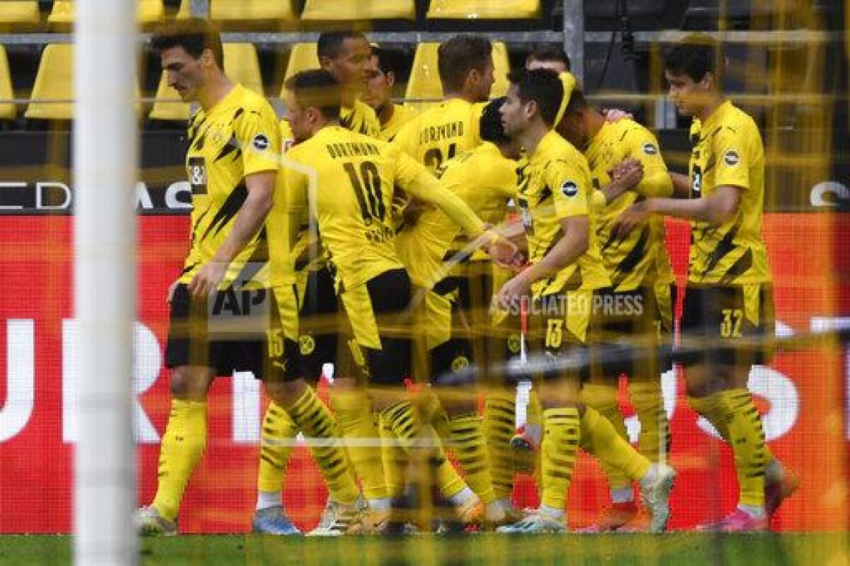 Jadon Sancho, de Dortmund, 2do derecha, festeja