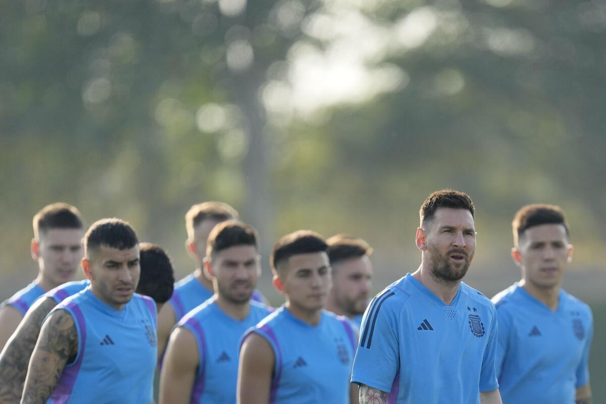 El delantero argentino Lionel Messi al frente de sus compañeros en un entrenamiento previo 
