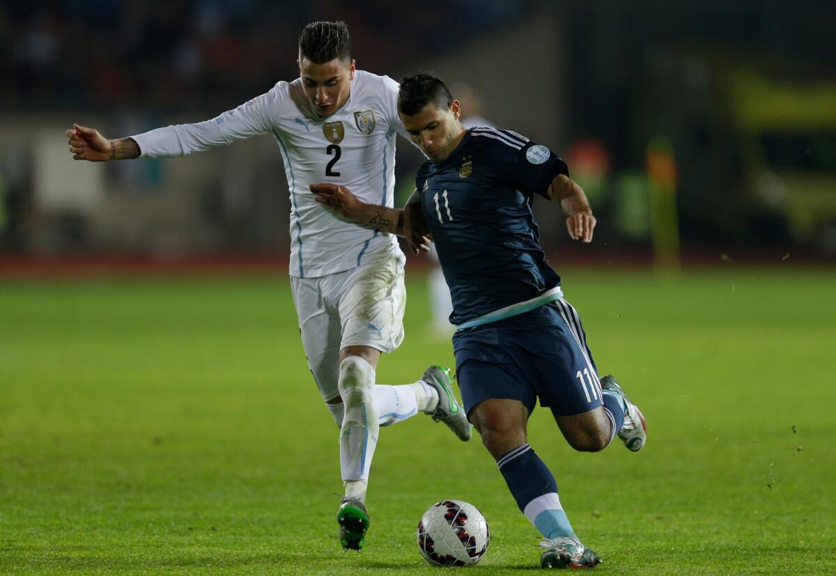 Sergio Agüero fue el encargado de anotar el gol del triunfo de Argentina contra Uruguay en jornada de la Copa América.