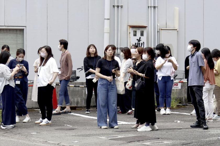 Gente refugiada fuera de un edificio tras un sismo en Miyazaki, en el oeste de Japón, el jueves 8 de agosto de 2024.(Kyodo News via AP)