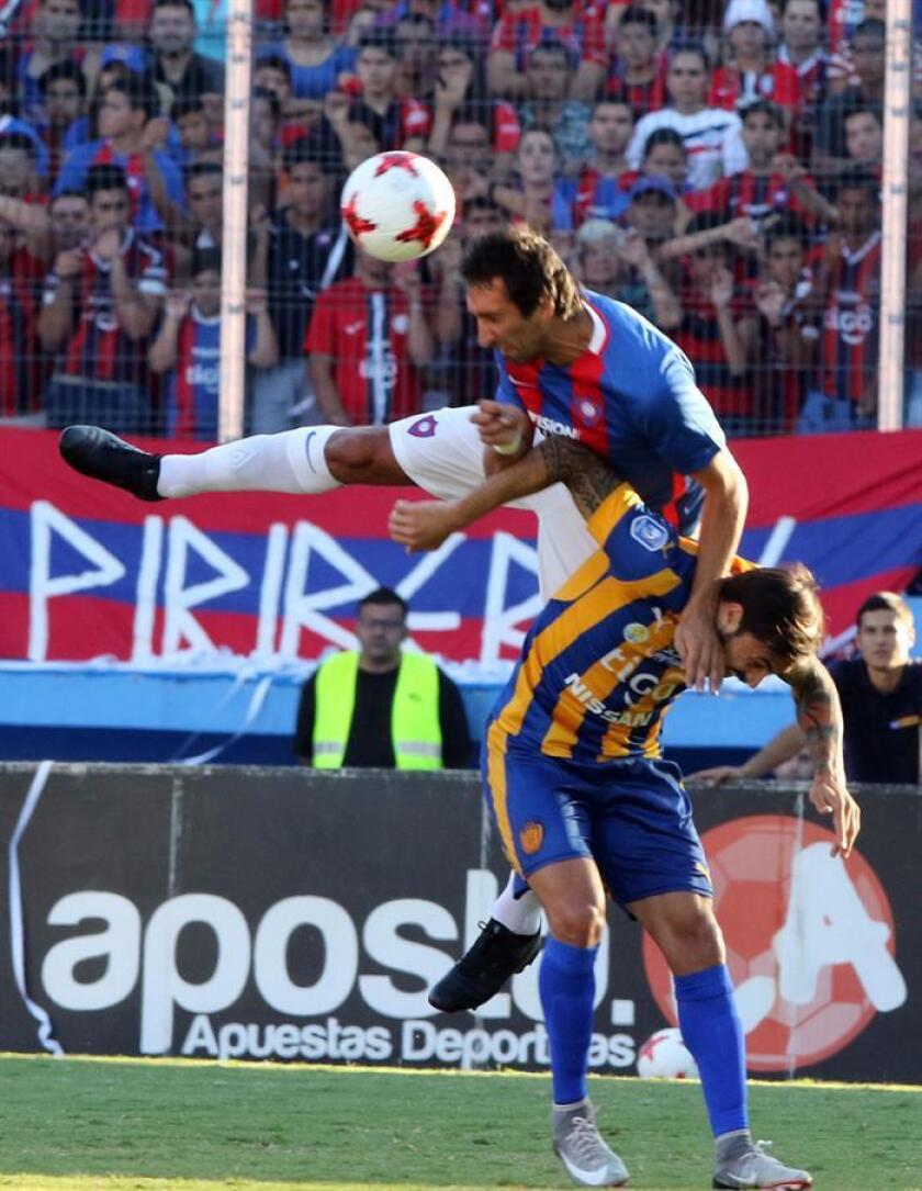 El jugador Ignacio Pallas (i) disputa un bañón frente al jugador Guido Di Vanni (d) del Esportivo Luqeño. EFE/Archivo