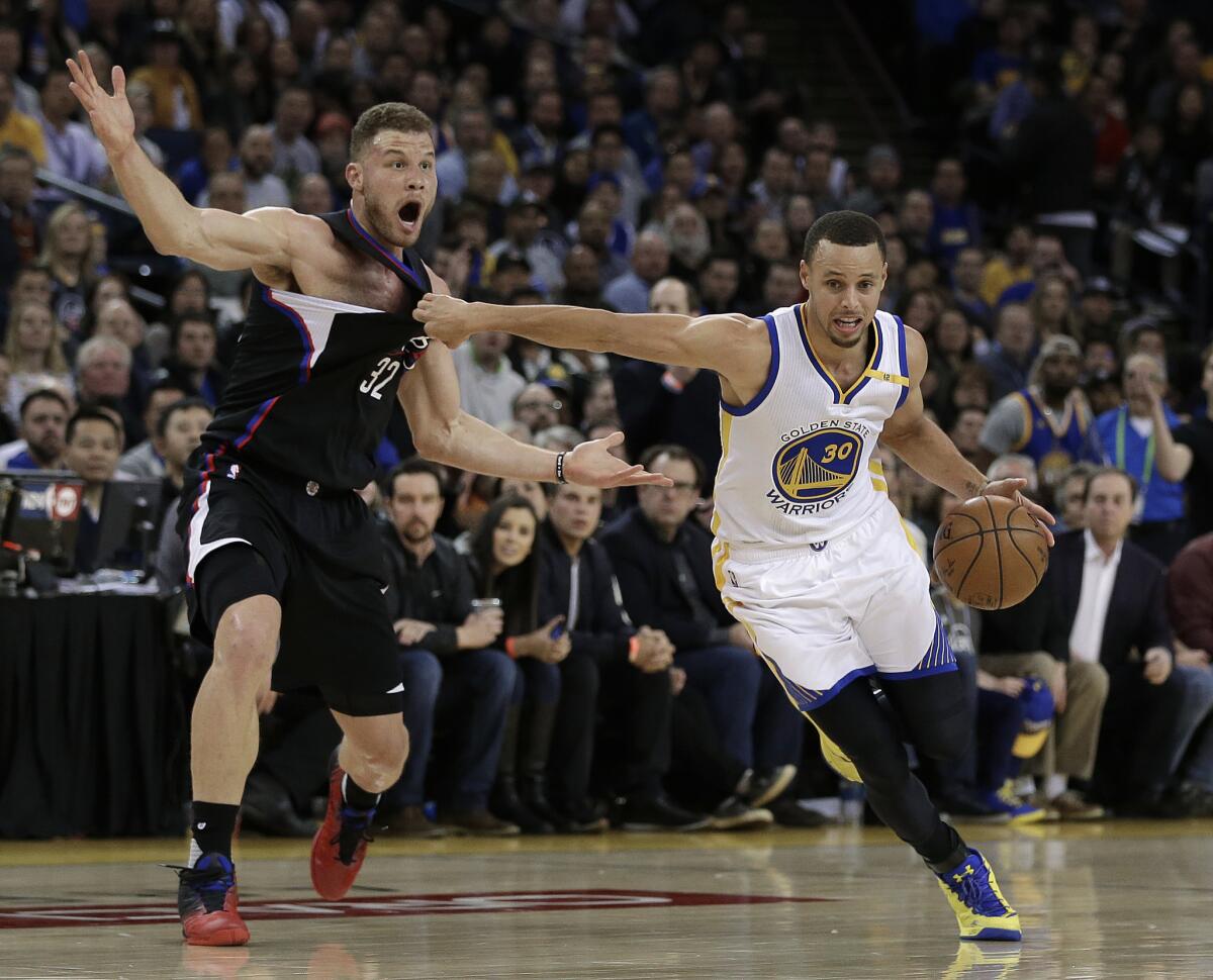Un acelerado Stephen Curry cargó con los Warriors y acabó con los Clippers.