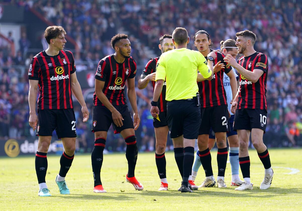 Los jugadores de Bournemouth apelan ante el árbitro Matt Donohue tras pitar un penal 
