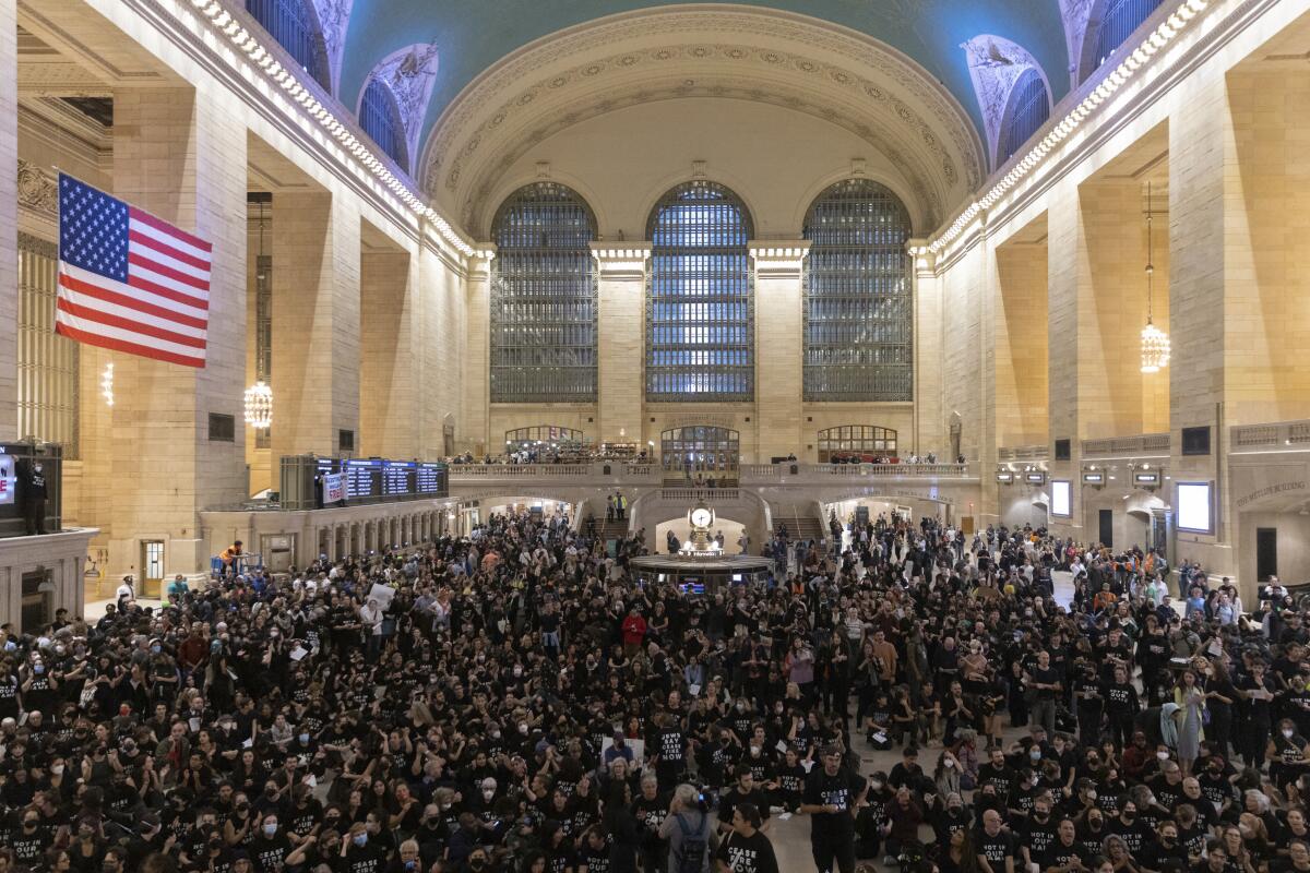 Manifestantes se congregan en la estación Grand Central Terminal 