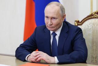 El presidente de Rusia, Vladímir Putin, mantiene una reunión con miembros del Consejo de Seguridad del país por videoconferencia, en el Kremlin, en Moscú, el 13 de mayo de 2024. (Aleksey Babushkin, Sputnik, Kremlin Pool Foto vía AP)