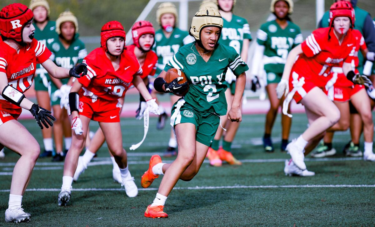 Neela Bagley de Long Beach Poly court pour le métrage lors d'un match de football féminin de la Ligue des champions contre Redondo Union.