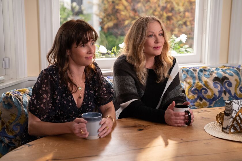 DEAD TO ME (L to R) LINDA CARDELLINI as JUDY HALE and CHRISTINA APPLEGATE as JEN HARDING in DEAD TO ME. Cr. Saeed Adyani / © 2022 Netflix, Inc.