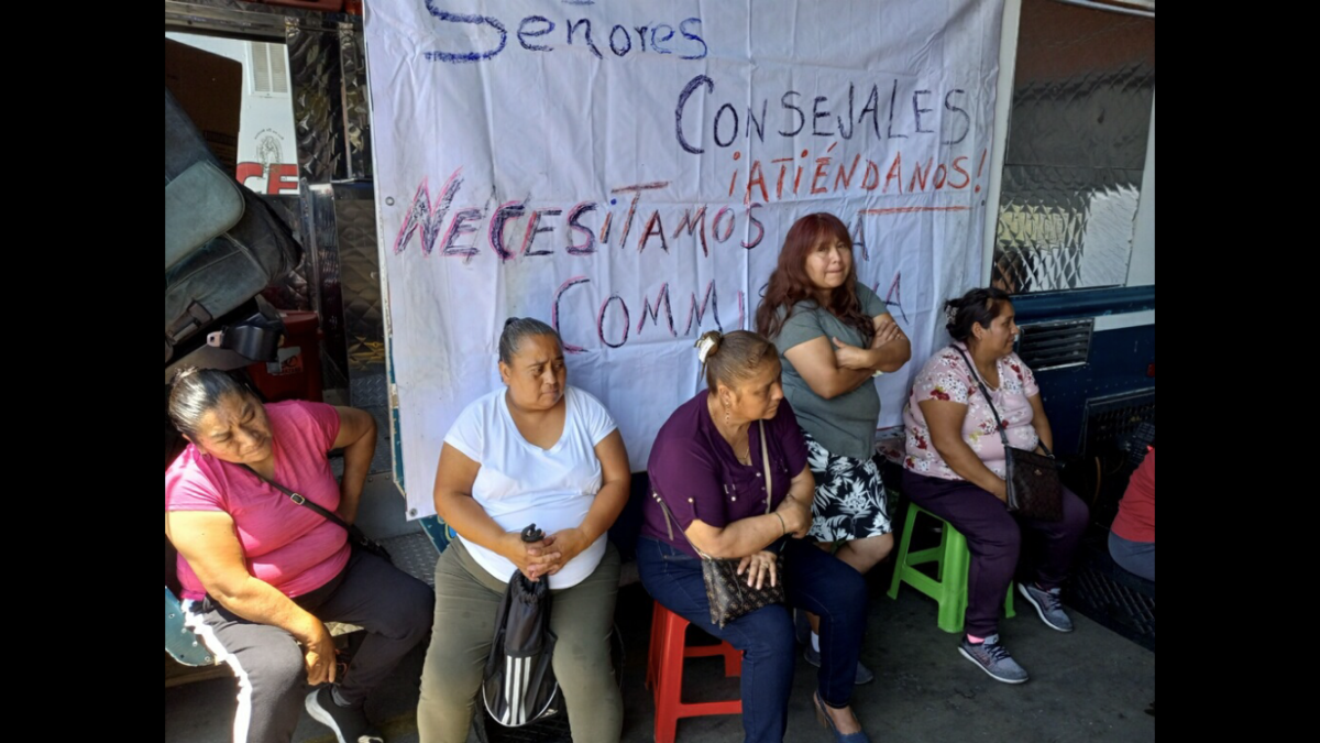 Vendedores ambulantes se reunen preocupados por el futuro de sus carritos y trabajos.