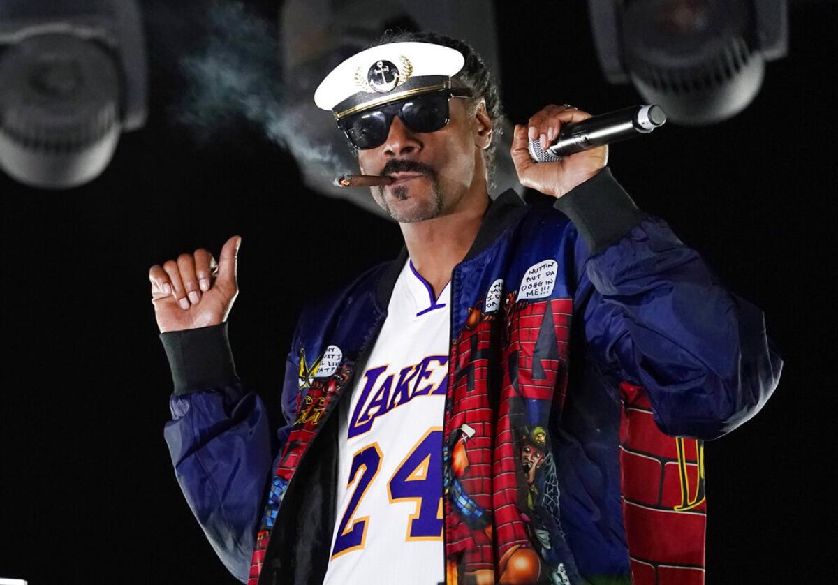 Snoop Dogg actúa como "DJ Snoopadelic" durante la serie "Concerts In Your Car".