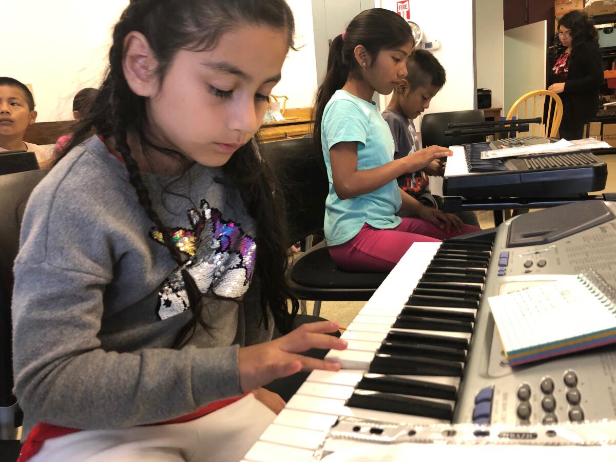 Niñas y niños acuden cada sábado a las instalaciones de Misiones de Amor, en donde reciben clases de piano y guitarra de forma gratuita.