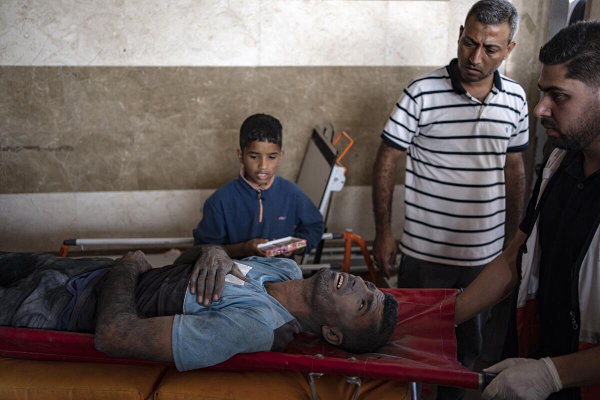 Un palestino herido en un bombardeo en la Franja de Gaza, es trasladado a un hospital en Jan Yunis, 
