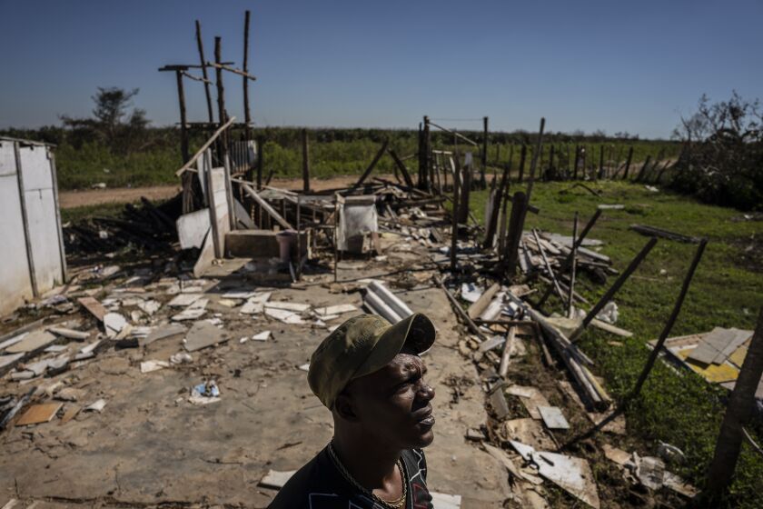 Javier Díaz posa junto a su casa que fue destruida por el huracán Ian en La Coloma, en la provincia de Pinar del Río, Cuba, el miércoles 5 de octubre de 2022. (AP Foto/Ramón Espinosa)