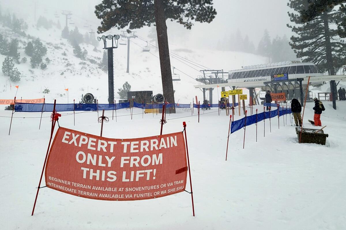 Rescatistas trabajan en el sitio donde ocurrió una avalancha en el complejo de esquí Palisades Tahoe, 