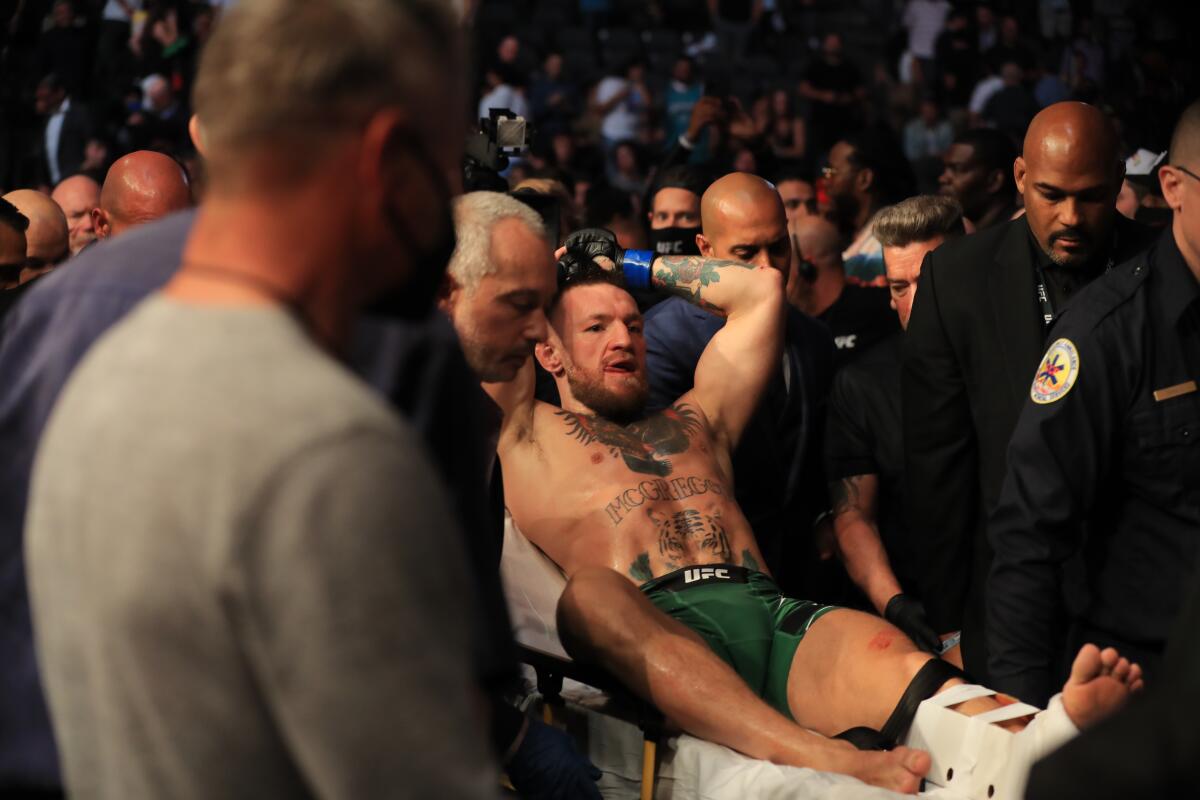 Conor McGregor es trasladado en camilla tras sufrir una grave lesión de tobillo el sábado por la noche en Las Vegas, Nevada.