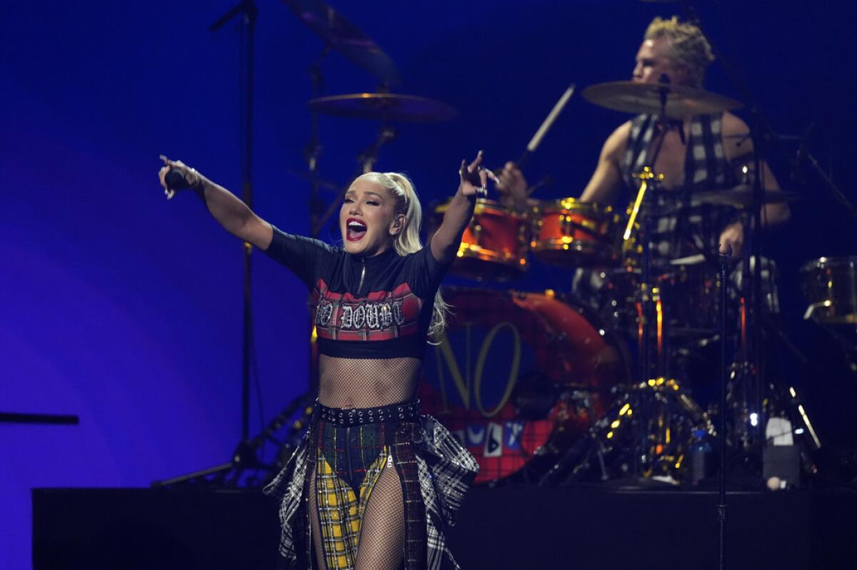 Gwen Stefani, izquierda, y Adrian Young