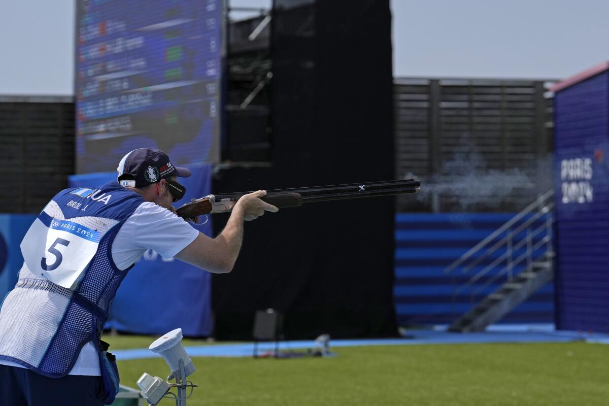 El guatemalteco Jean Pierre Brol Cárdenas compite en la final de fosa, en el tiro de los Juegos Olímpicos
