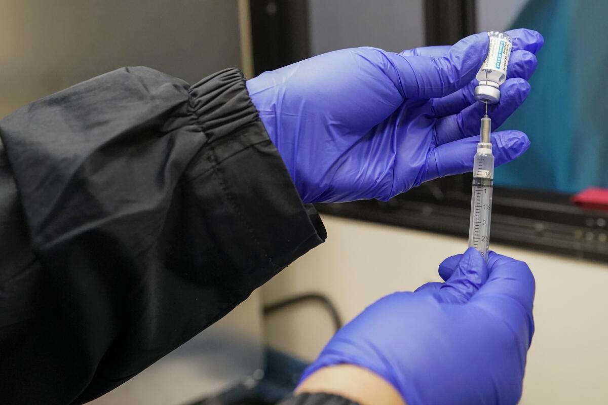 Una enfermera se prepara para aplicar la vacuna del coronavirus en Uniondale, Nueva York, el 31 de marzo del 2021.