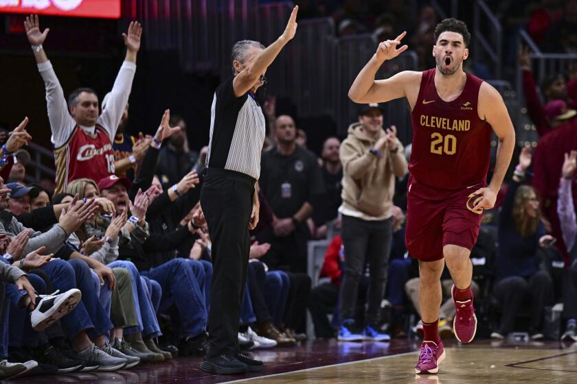 Georges Niang, alero de los Cavaliers de Cleveland, festeja un triple en el partido ante el Jazz de Utah, el miércoles 20 de diciembre de 2023 (AP foto/David Dermer)